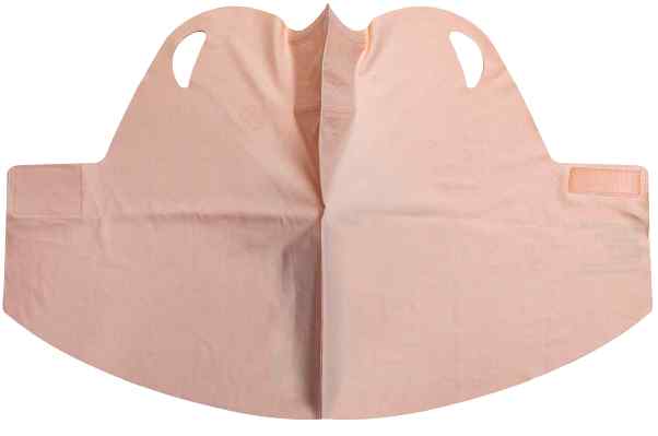 확인대상 디자인 정면도 — 상단 양끝 반달형 통공, 코·입 돌출부 등 공통적 특징 확인